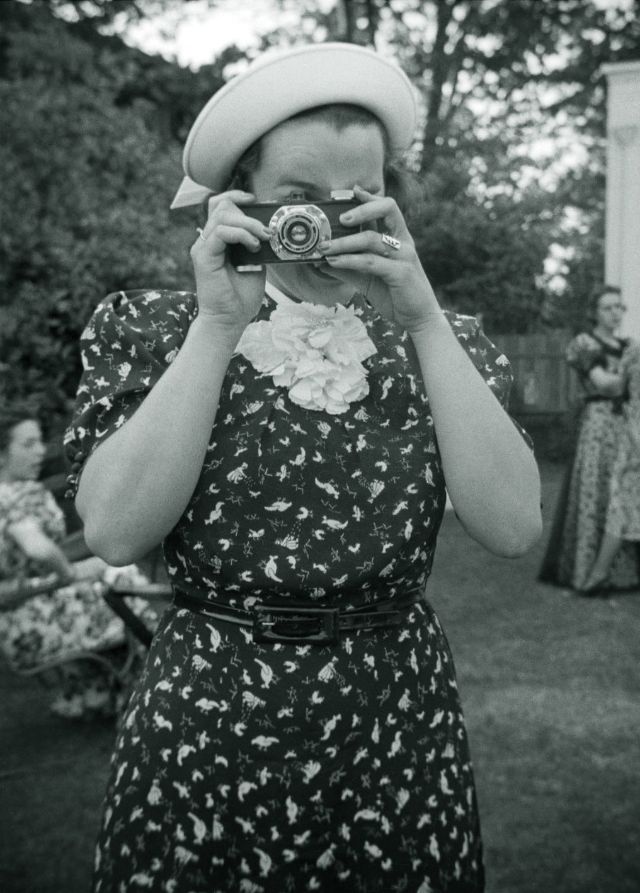 vintage-women-with-their-cameras-5